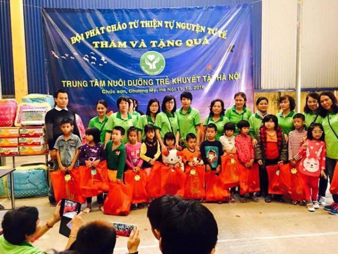 Mang y&ecirc;u thương đến với trẻ em khuyết tật