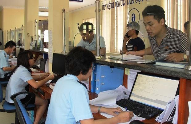 Cán bộ hải quan làm thủ tục cho doanh nghiệp. Ảnh minh họa.