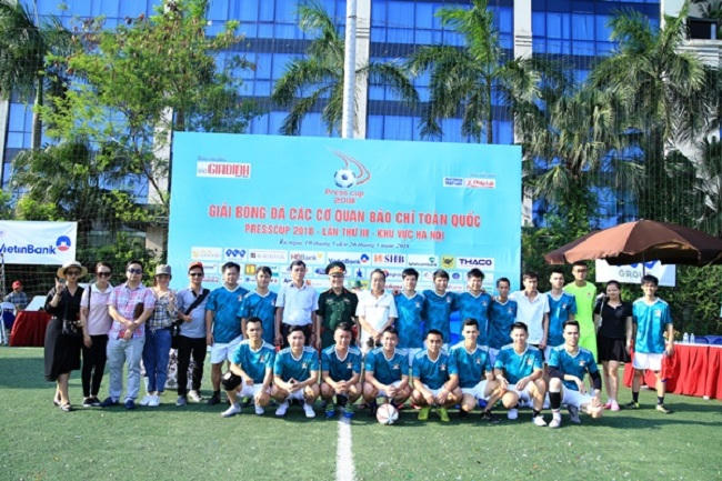 Các cầu thủ chụp ảnh lưu niệm trước khi bước vào trận đấu. Báo Pháp Luật Việt Nam và Báo Lao Động đã cống hiến cho khán giả nhiều pha bóng đẹp ngay trận đầu ra quân. Một trong pha lên bóng của Pháp luật Việt Nam. Quân đội Nhân dân nhập cuộc đầy tự tin... ... liên tục có những pha phối hợp rất nhuần nhuyễn và bài bản. Ngay ở trận đầu ra quân tại Press Cup 2018, báo Quân đội Nhân dân (xanh lá cây) đã thể hiện sự vượt trội khi có chiến thắng 3 - 1 trước Đài truyền hình kỹ thuật số VTC. Trong khi đó, báo Tiền Phong (áo đỏ) cũng giành chiến thắng quan trọng trong trận đầu ra quân trước Liên quân báo chí Vĩnh Phúc. Trận đấu giữa báo Tiền Phong và Liên quân Nhà báo Vĩnh Phúc tại Hà Nội đã để lại nhiều ấn tượng cho khán giả nhờ lối chơi quyết liệt nhưng đẹp mắt.