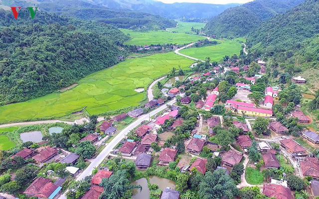 Do nằm trên tuyến đường Quốc lộ 12, nên xã Mường Pồn có nhiều điều kiện thuận tiện trong việc thông thương, giao lưu buôn bán. Hiện các thôn, bản đều đã có đường liên thôn, liên bản thông suốt, đời sống người dân không ngừng được nâng lên.