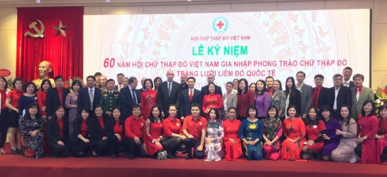 Phó Thủ tướng Chính phủ Vũ Đức Đam chụp ảnh lưu niệm cùng các đại biểu khách mời, các lãnh đạo, cán bộ, nhân viên T.Ư Hội. (Ảnh: Báo Nhân đạo)