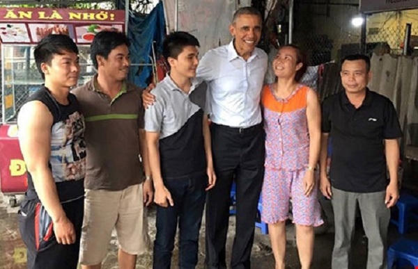 Chị Thu Trà và người dân Hà Nội chụp ảnh lưu niệm cùng Tổng thống Obama chiều 24/5 (Ảnh: Zing.vn)