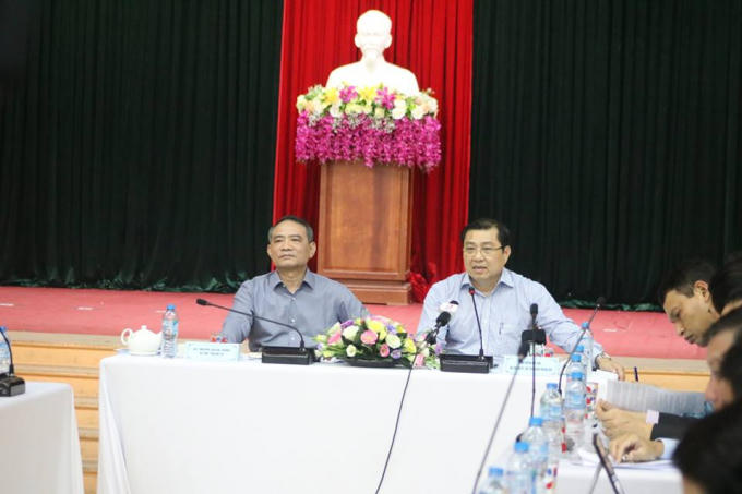 Chủ tịch UBND TP Đà Nẵng Huỳnh Đức Thơ (phải) chỉ đạo công tác khắc phục hậu quả sau bão.