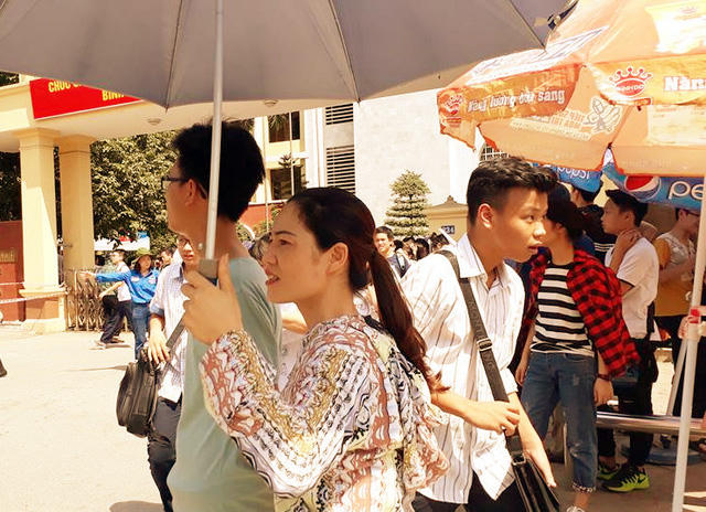 Hào hứng đón con bước ra.