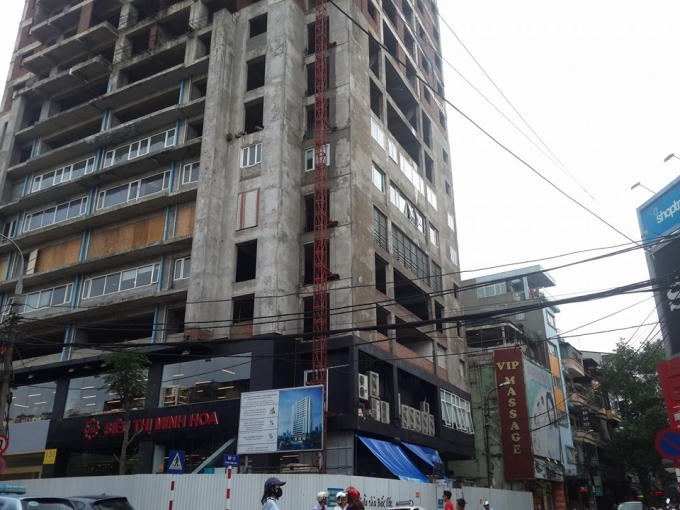 Tuy nhiên, các tầng trên vẫn bỏ hoang, phần thô còn chưa được hoàn thiện.