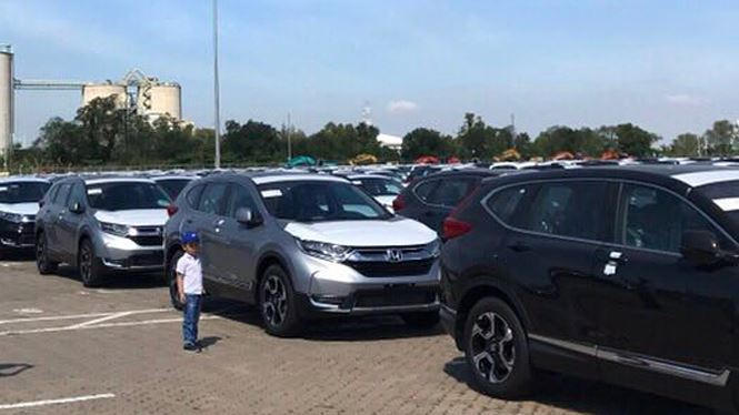 Bạt ngàn ô tô xếp hàng chờ thông quan trước Tết