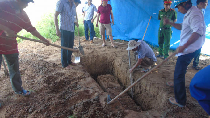 Hiện trường vụ khai quật tử thi chị Đào Thị Hoa.