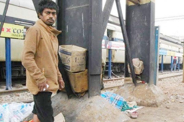 Mặc dù có rất nhiều tiền nhưng Pappu vẫn tiếp tục đi ăn mày.