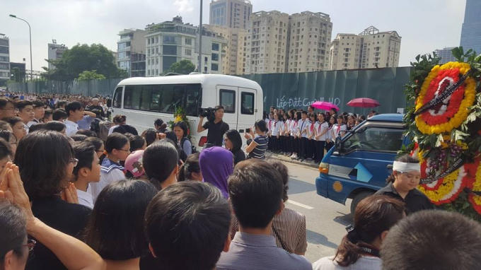 Các giáo viên, cựu học sinh và các học sinh xếp hàng dài tiễn đưa người thầy của mình.