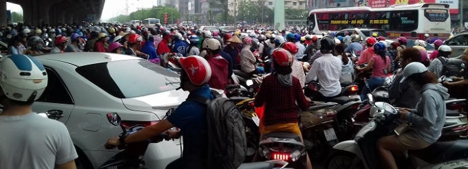 Tình trạng ngập lụt dẫn đến ùn tắc tại khu vực đường Phạm Hùng - Khuất Duy Tiến.