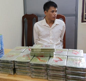 Đối tượng Triệu Đình Hùng và tang vật tại cơ quan cảnh sát điều tra.