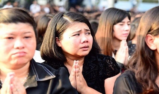 Nhiều người đã bật khóc nức nở khi chiếc xe chở linh cữu của Vua Bhumibol xuất hiện.
