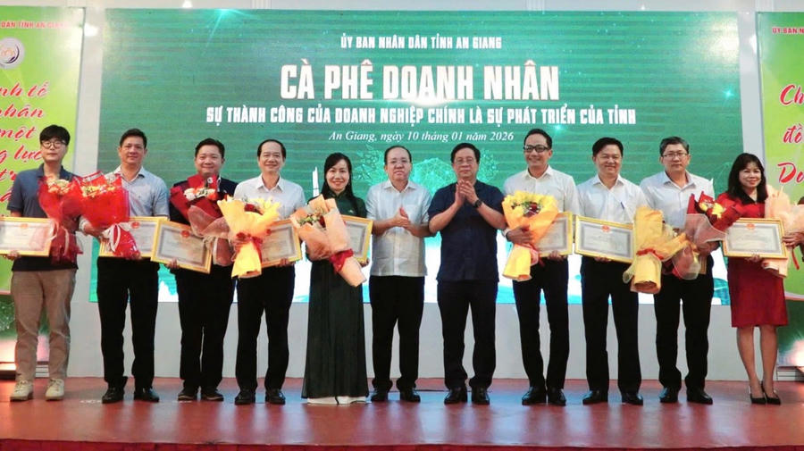 Chủ tịch UBND tỉnh An Giang Hồ Văn Mừng và Phó Chủ tịch Thường trực UBND tỉnh An Giang Nguyễn Thanh Phong tặng bằng khen tri ân các doanh nghiệp.