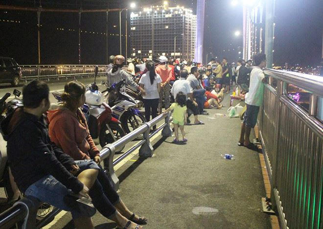 Người dân ngỡ ngàng khi thấy nạn nhân từ xe ô tô gieo mình xuống sông tự vẫn.