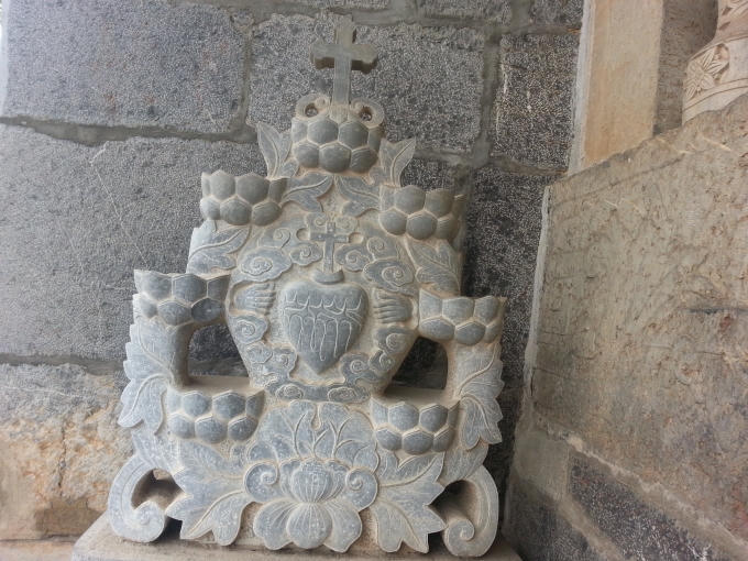 Cây thập giá ngự trên đài sen.