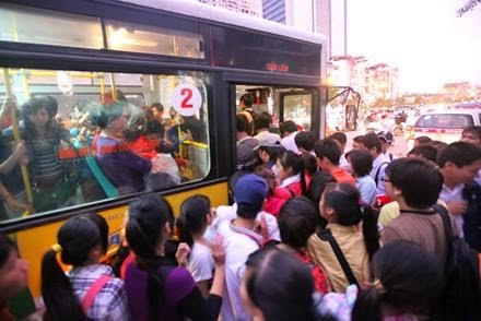 Theo Tổ chức ActionAid Việt Nam, tại Hà Nội và TP HCM, 11% nữ sinh được hỏi cho biết họ đã từng bị QRTD trên các phương tiện giao thông công cộng, chủ yếu là xe buýt (ảnh minh họa).