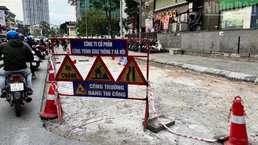 Trên phố Huỳnh Thúc Kháng, lực lượng chức năng đang xén mở rộng đường, đặc biệt tại lối rẽ phải đi Nguyễn Chí Thanh tháng 12/2025