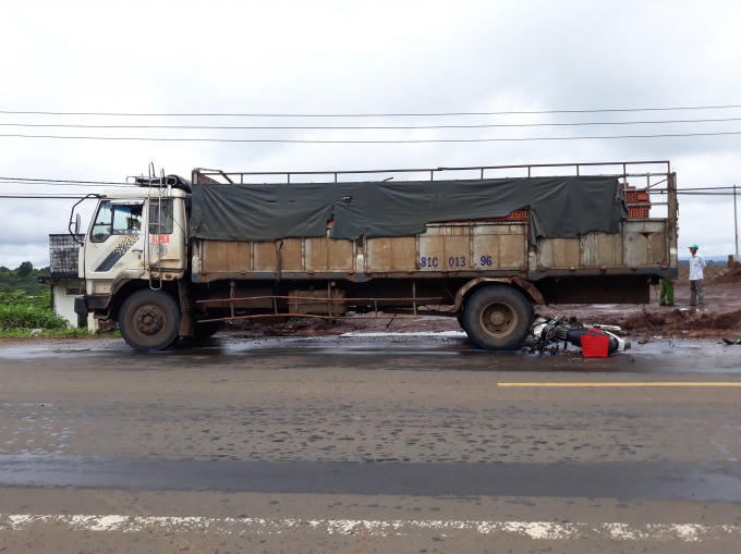 Do bất cẩn chị D. đã tông thẳng vào đuôi xe tải đậu bên lề đường.