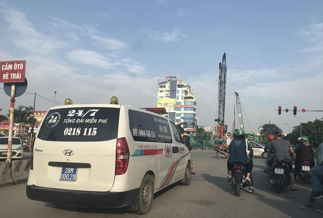 Xe cấp cứu được cấp phép một đằng nhưng lại chạy một kiểu, phát sinh những rủi ro, an toàn tính mạng cho chính bệnh nhân được cấp cứu. Đây là hình thức hợp thức hóa “xe cấp cứu dù”.