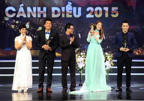 Nhã Phương (váy xanh) được vinh danh ở hạng mục "Nữ diễn viên chính xuất sắc trong phim truyền hình" với vai diễn trong phim "Tuổi thanh xuân".
