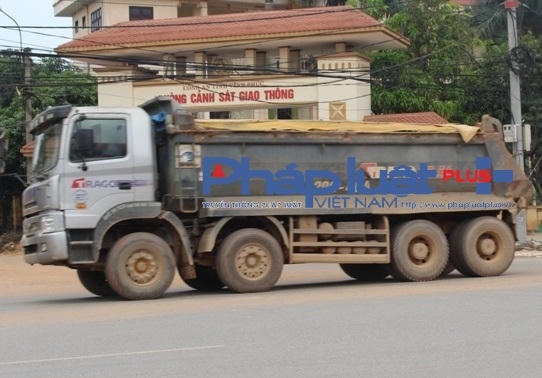 Xe chở đất "qua mặt" Phòng CSGT tỉnh Vĩnh Phúc?
