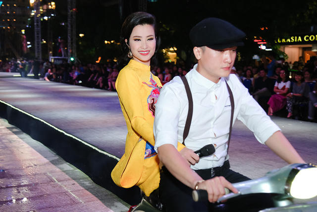 Ca sĩ Đông Nhi xuất hiện trên sân khấu với dàn xe vespa cổ được chạy quanh sân khấu gây ấn tượng mạnh với khán giả