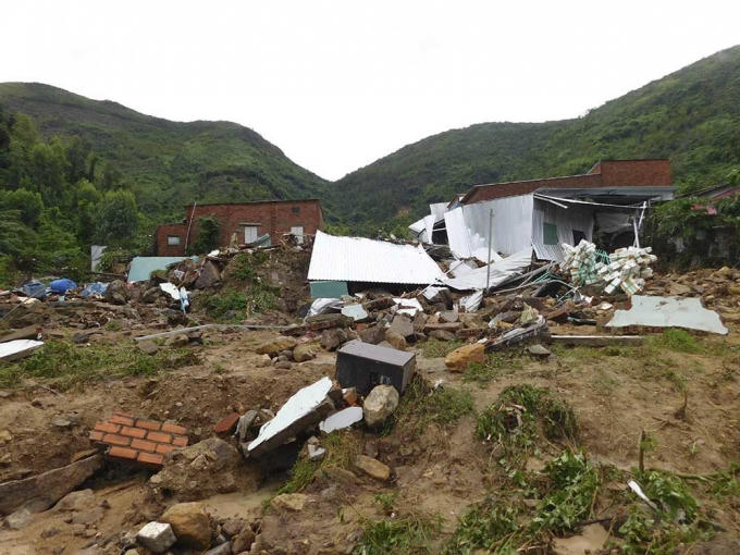 Sạt lở đất đánh sập nhiều căn nhà