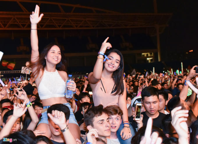 Tối 20/5, đêm nhạc Go Hardwell or go home đã diễn ra tại sân vận động quốc gia Mỹ Đình (Hà Nội) với sự tham dự của hàng chục nghìn khán giả. Ảnh Zing