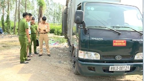 Lực lượng chức năng phát hiện xe tải đang đổ chất thải công nghiệp ra môi trường.