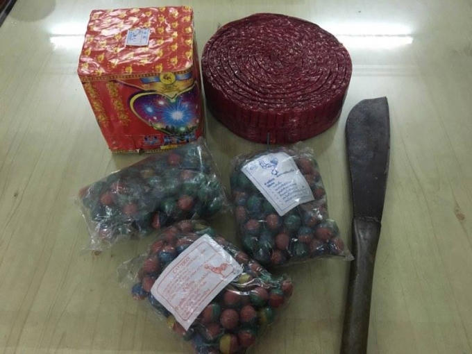 Ngoài pháo, 2 teen này còn sử dụng cả hung khí để "phòng thủ".