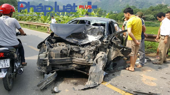 Xe con 4 chỗ ngồi biến dạng sau cú va chạm (Ảnh: Tiến vũ)
