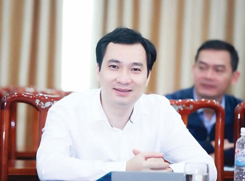 Nhà báo Vũ Văn Tiến, Ủy viên Ủy ban Trung ương Mặt trận Tổ quốc Việt Nam,  Tổng Biên tập Tạp chí Mặt trận.