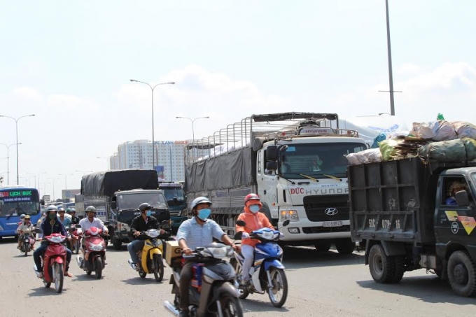 Giao thông qua khu vực ùn tắc kéo dài.