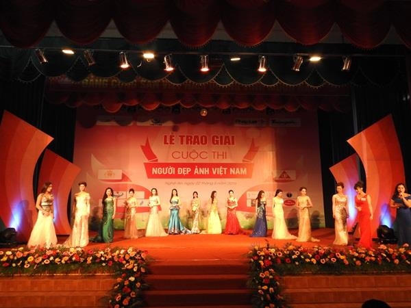 Th&iacute; sinh Người đẹp Ảnh Việt Nam lộng lẫy trong phần thi trang phục dạ hội