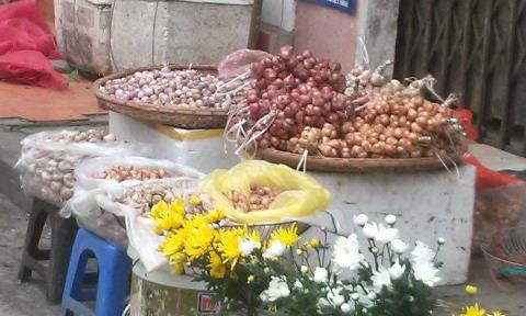 Tại các phố, các chợ, tỏi không rõ xuất xứ được bán tràn lan.