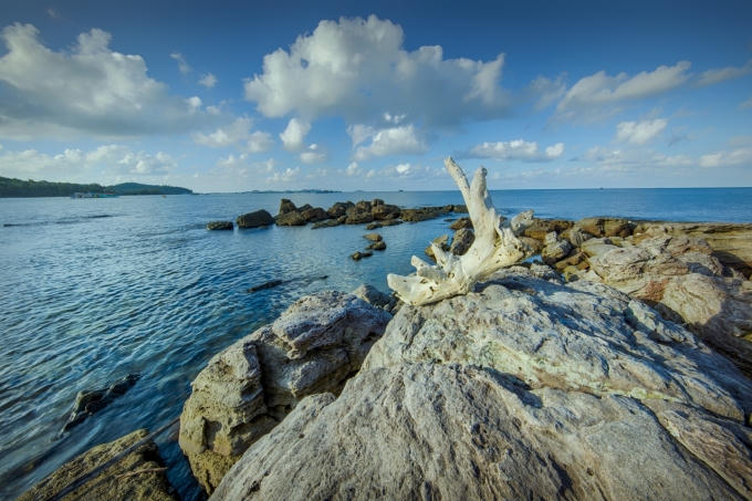 Bãi biển nước xanh như ngọc nhìn xuyên đáy.