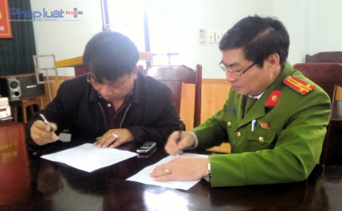 Ký nhận bàn giao tài sản bị mất cho chủ nhân. (Ảnh: A.Thắng)