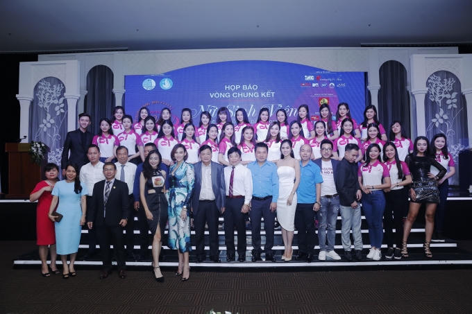 BTC và các thí sinh chụp hình lưu niệm trong buổi họp báo.