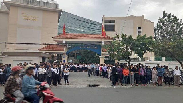 Biết tin xe tang thầy sẽ đến chào trường lần cuối, hàng ngàn học sinh và phụ huynh Trường THCS ngay ngắn đứng trên đường phố đón thầy.