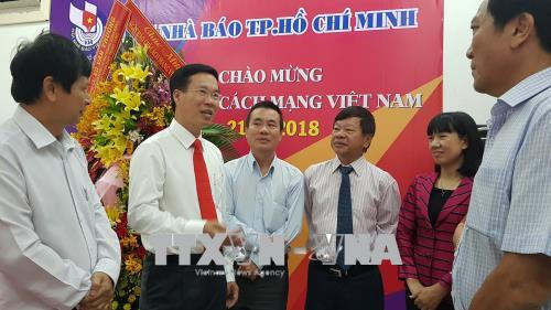 Trưởng Ban Tuyên giáo Trung ương Võ Văn Thưởng và các thành viên Hội Nhà báo TPHCM. Ảnh: TTXVN