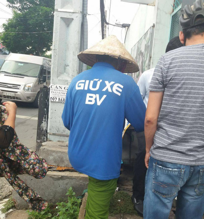 Giả mạo thẻ giữ xe bệnh viện để thu tiền hợp pháp?