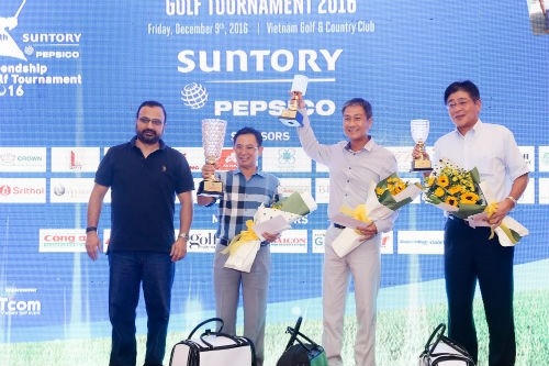 Ông Kaushik Mitra - Phó Tổng giám đốc cấp cao phụ trách tài chính - trao giải cho những gôn thủ thắng cuộc