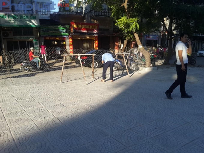 Bảo vệ đang khóa đường đi lại của cư dân.