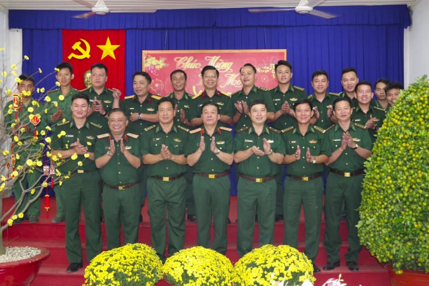 Thượng tướng Trương Thiên Tô và đoàn công tác chụp hình lưu niệm với Ban chỉ huy Đồn Biên phòng cửa khẩu quốc tế Mộc Bài.