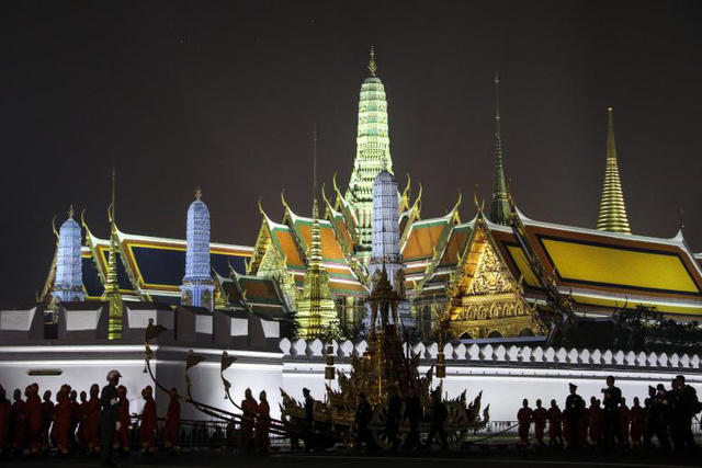 Di hài Quốc vương Bhumibol Adulyadej sẽ được đặt trên xe ngựa đặc biệt bằng vàng để di chuyển từ Đại cung điện tới Đài hóa thân hoàng gia. Chiếc xe ngựa này sẽ do các quan chức quân đội Thái Lan mặc trang phục truyền thống kéo.
