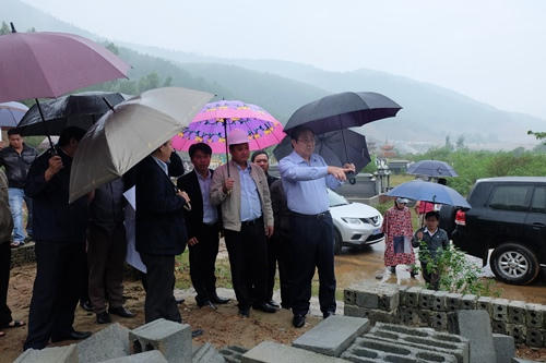 Chủ tịch UBND TP Đà Nẵng Huỳnh Đức Thơ (ngoài cùng bên phải) có mặt tại hiện trường. Ảnh: Q.Đ.