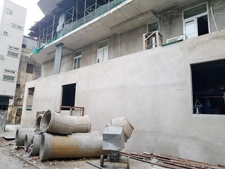 Theo những hình ảnh, clip mà phóng viên ghi nhận được: Bên trong dự án, hàng trăm công nhân vẫn vận chuyển vật liệu, thi công rầm rộ. Các thanh vận, máy móc vẫn hoạt động liên tục. Theo phản ánh của người dân sống ở khu vực lân cận việc thi công dự án vẫn bình thường, công nhân làm việc cả ngày lẫn đêm. “Công trình vẫn xây dựng, máy móc ầm ầm cả ngày lẫn đêm mà. Chỉ khác là trước người vào ra thoải mái, giờ muốn vào trong phải có giấy tờ. Tôi có người thân cũng đang làm công nhân trát tường bên trong”, một người dân sống cạnh công trình nói.