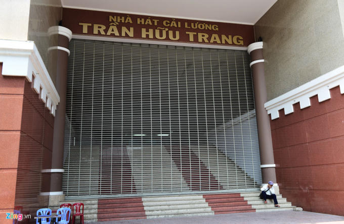 Sau khi đưa vào sử dụng, nhà hát xuất hiện nhiều lỗi thiết kế khiến sân khấu không đáp ứng được yêu cầu của người làm nghề. Công trình thường xuyên đóng cửa nhiều năm nay.