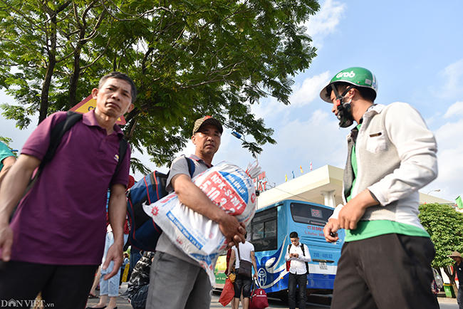 Ông Tuấn, đi từ Thanh Hóa ra Hà Nội mất hơn 5 giờ đồng hồ. Ông cho biết, những ngày bình thường di chuyển chỉ mất 3 tiếng.