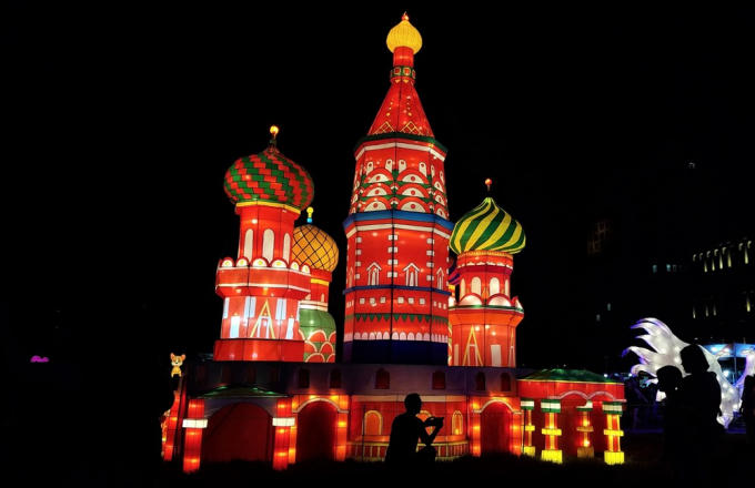 Mô hình nhà thờ chính tòa Thánh Basil (St. Basil's Cathedral) nổi bật giữa công viên với các màu sắc sặc sỡ. Đây cũng là một trong những công trình kiến trúc nổi tiếng nhất của thủ đô Moscow, Nga.